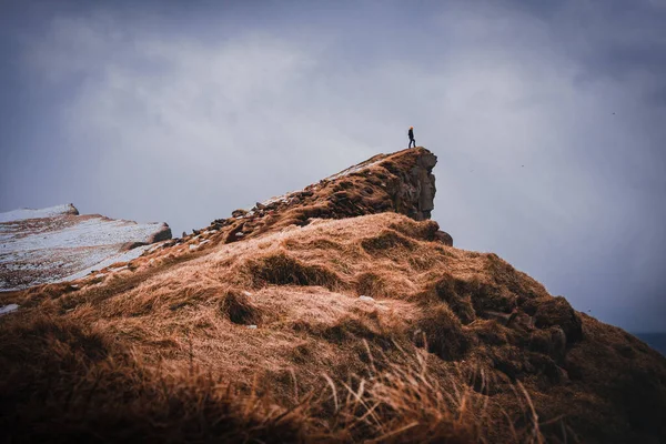 Uomo in piedi sul bordo — Foto Stock