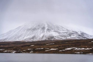 Dağlar karla kaplı İzlanda