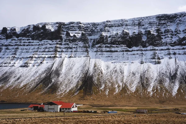 Ферма у фьорда в Северной Исландии — стоковое фото