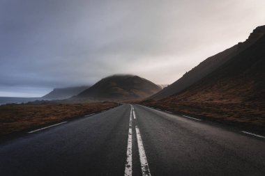 İzlanda 'da boş yollar ve gün batımı