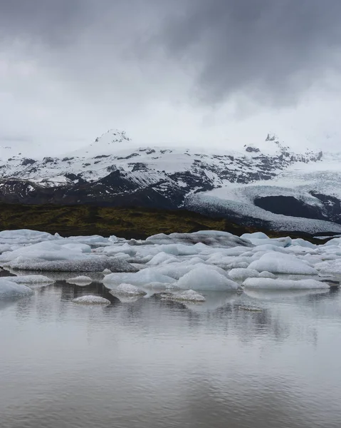 Iceberg sulla laguna del ghiacciaio a Jokulsarlon Islanda — Foto Stock