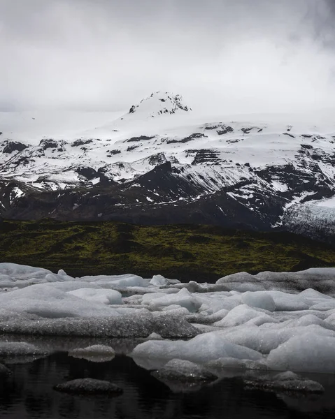 Iceberg sulla laguna del ghiacciaio a Jokulsarlon Islanda — Foto Stock