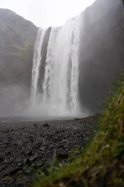 Skogafoss Wasserfall im Sommer in Island — Stockfoto