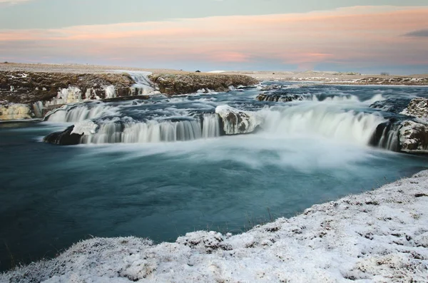 Friedlicher isländischer Wasserfall im Winter — Stockfoto