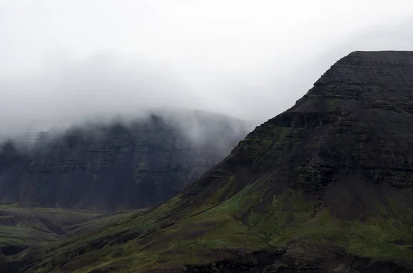 Kaskádová hora na Islandu — Stock fotografie