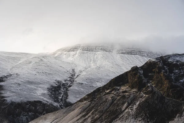 Fjellsiden ved veien – stockfoto