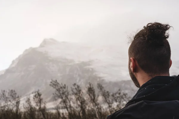 Hombre admirando la naturaleza en Islandia —  Fotos de Stock