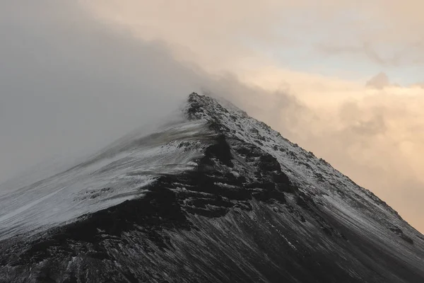 Single peak standing out Iceland — Stock Photo, Image