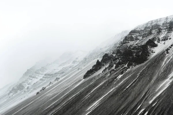 Foggy hill side by the road — Stock Photo, Image