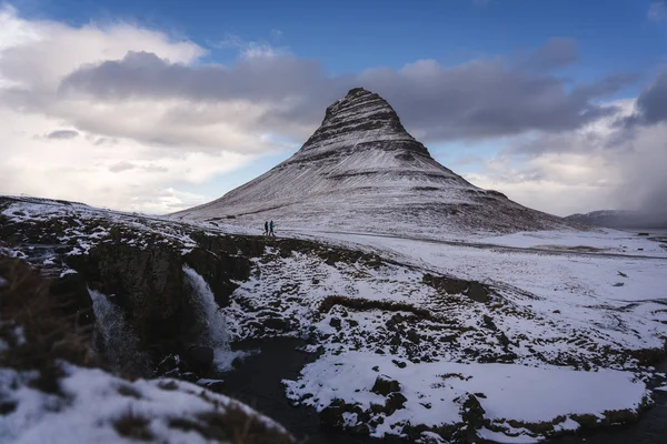 Kirkjufell с 2 людьми Исландия — стоковое фото