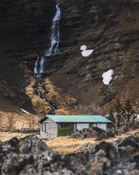 Övergiven stuga i isländsk vildmark — Stockfoto