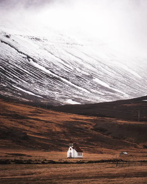 Hermosa iglesia aislada en el desierto islandés — Foto de Stock