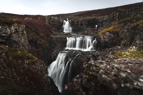 Cascade cachée dans la nature sauvage islandaise — Photo