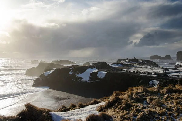 Černá písečná pláž během zimy na Islandu — Stock fotografie