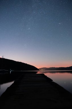 Gece gökyüzü göl üzerinde