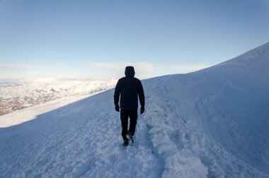 Karda yürüyen adam