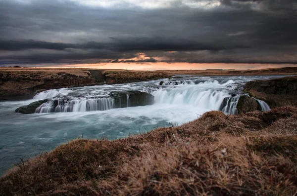 Schöner unbekannter wasserfall in hella island april 2018 — Stockfoto