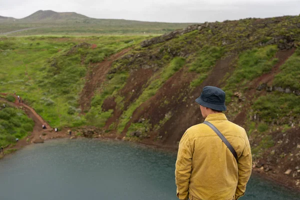 Άνθρωπος με το κίτρινο σακάκι θαυμάζοντας τη φύση στην Ισλανδία — Φωτογραφία Αρχείου