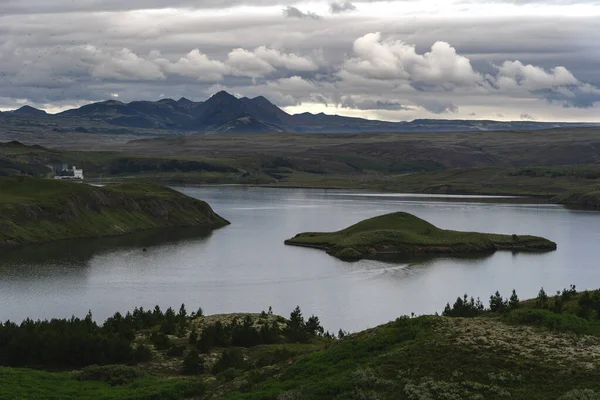 Isola sul lago islandese — Foto Stock