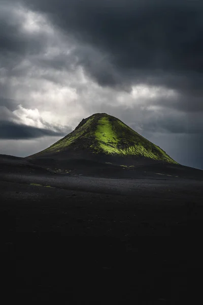 Singola montagna di pietra nera sul trekking Laugavegur in Islanda — Foto Stock