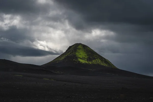 Single black stone mountain on the Laugavegur trek στην Ισλανδία — Φωτογραφία Αρχείου