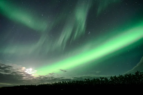 Aurora Borealis severní světla nad islandskou oblohou — Stock fotografie