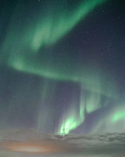 Aurora Borealis severní světla nad islandskou oblohou — Stock fotografie