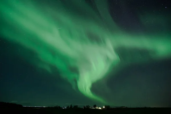 Aurora Borealis severní světla nad islandskou oblohou — Stock fotografie