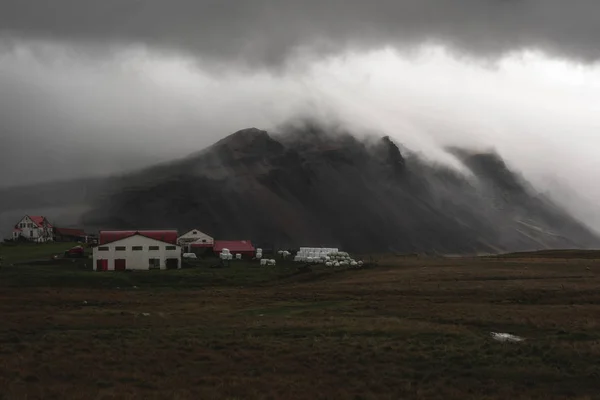 冰岛山边的农场 — 图库照片