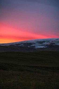 Güzel günbatımından kalma arka ışığı olan buzullar