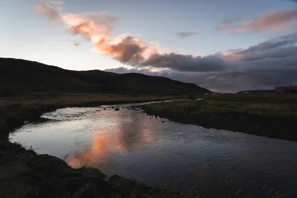 Salida del sol por las aguas termales con reflejo en el agua — Foto de Stock