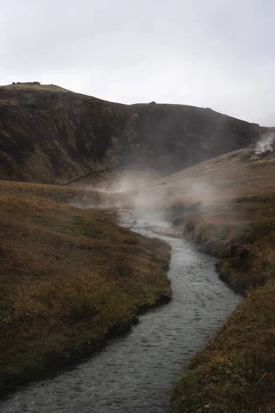 Sıcak nehir vadisi Rekjadalur buharlı suyla — Stok fotoğraf