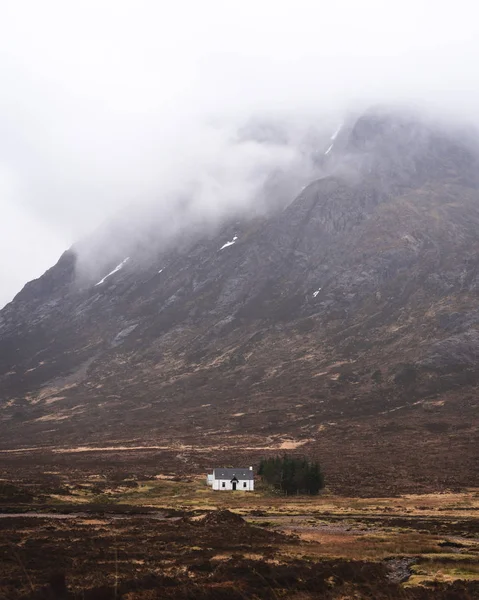 Μονόκλινο λευκό σπίτι δίπλα στο βουνό στα υψίπεδα της Σκωτίας — Φωτογραφία Αρχείου