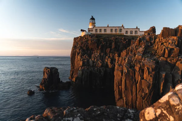 Neist point maják během západu slunce na jaře — Stock fotografie