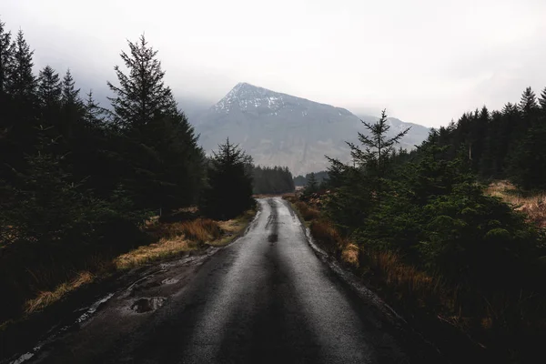 Strada per le piscine delle fate nelle Highlands scozzesi — Foto Stock