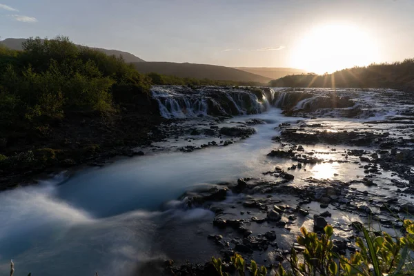 Długa ekspozycja na wodospad Bruarfoss przed zachodem słońca Islandia — Zdjęcie stockowe