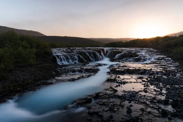 Dlouhá expozice Bruarfoss vodopád před západem slunce Island — Stock fotografie