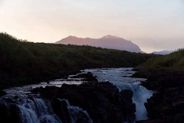 Cachoeira Hlauptungufoss durante o pôr do sol no verão — Fotografia de Stock