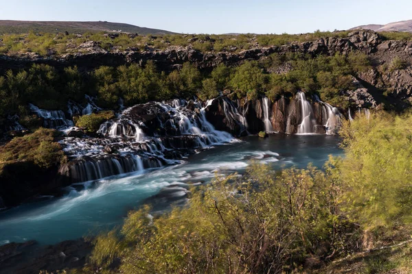 Długa ekspozycja na wodospad Hraunfossar w Islandii — Zdjęcie stockowe