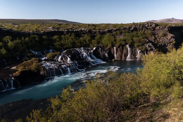 Długa ekspozycja na wodospad Hraunfossar w Islandii — Zdjęcie stockowe