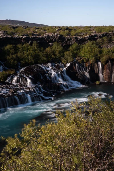 Długa ekspozycja na wodospad Hraunfossar w Islandii — Zdjęcie stockowe