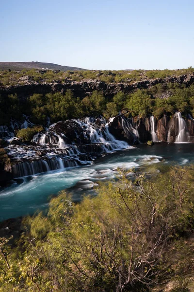 Długa ekspozycja na wodospad Hraunfossar w Islandii — Zdjęcie stockowe