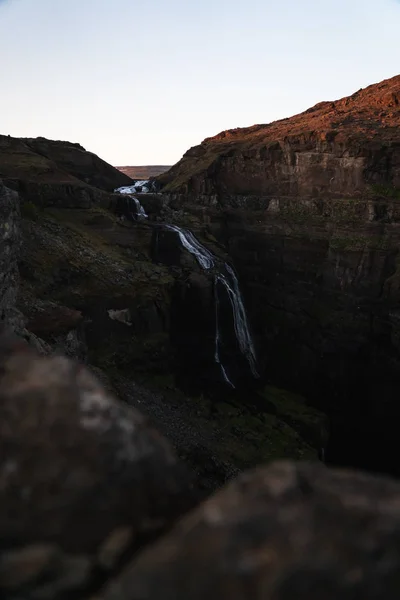 Glymur vízesés napnyugtakor nyáron — Stock Fotó