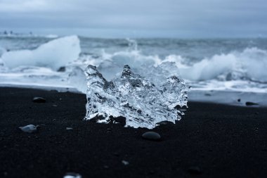 Elmas plajı İzlanda 'da uzun süre buz parçaları görüldü.