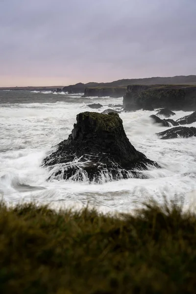 Larga Exposición Del Rock Golpeado Por Las Olas Islandia Octubre Fotos De Stock Sin Royalties Gratis