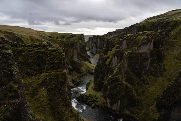Fjadrargljfur瀑布深且蜿蜒的峡谷是2019年10月冰岛最受欢迎的目的地 图库照片