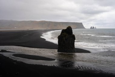 Reyninsfjara Güney İzlanda 'da siyah kum plajı Ekim 2019