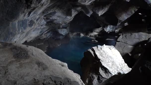 Geotermální jeskyně Grotagja na Severním Islandu. Slavné turistické místo — Stock video