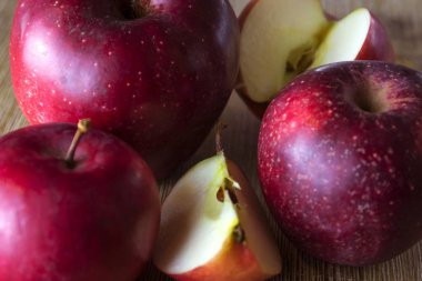 RIP Kırmızı elma ahşap masa, ahşap arka plan, helathy gıda, meyve, yaz gıda Fuarı. 