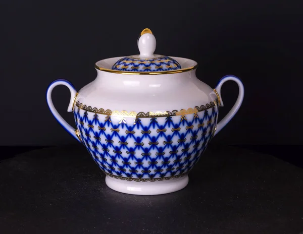 Vintage ruso azucarero de porcelana, fondo negro aislado, estilo ruso azucarero, hecho a mano . — Foto de Stock